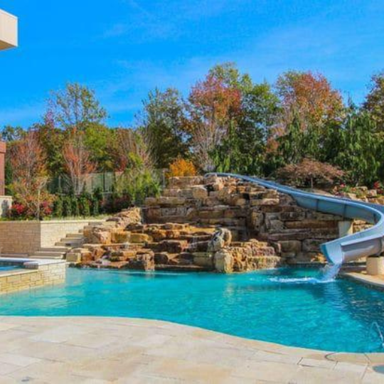 Cascata artesanal em rocha