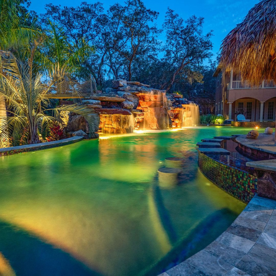 Composição com seixos e borda orgânica