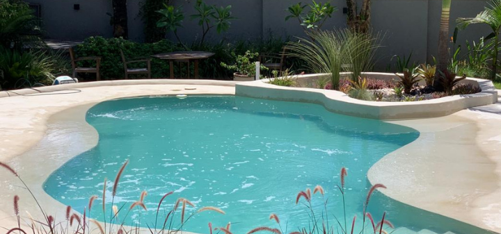 Piscina estilo praia